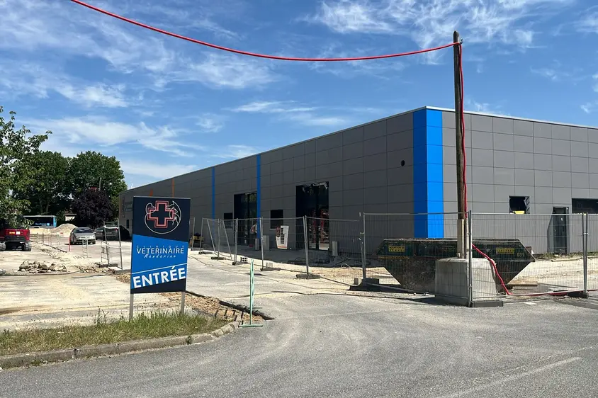 Photo d'un bâtiment avec sa nouvelle façade EnveoVent Chrono