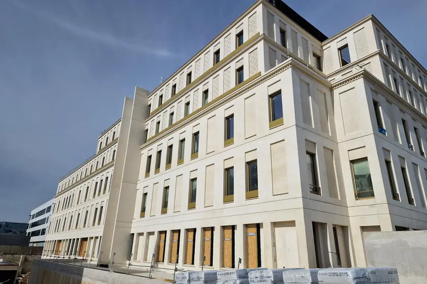 Façade du nouvel hopital Marie Lannelongue aux façades dorées