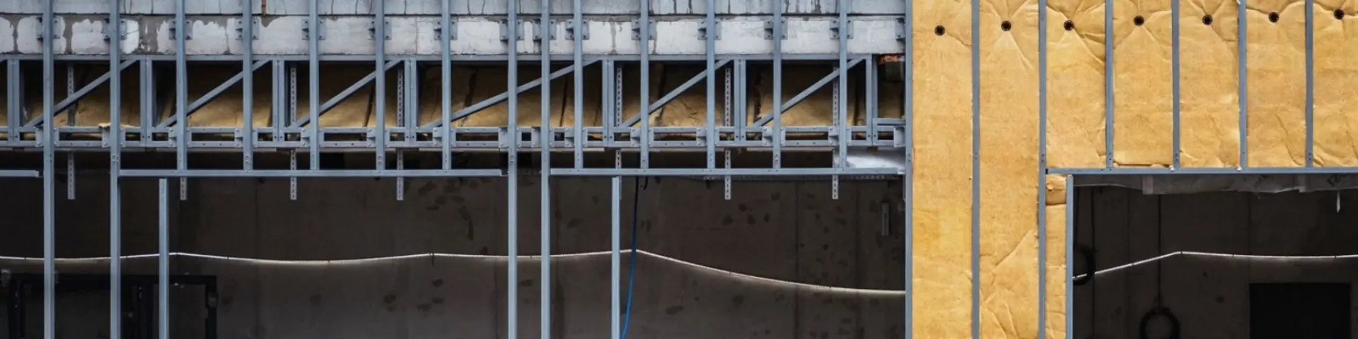 façade en cours de chantier avec isolant en cours de pose 