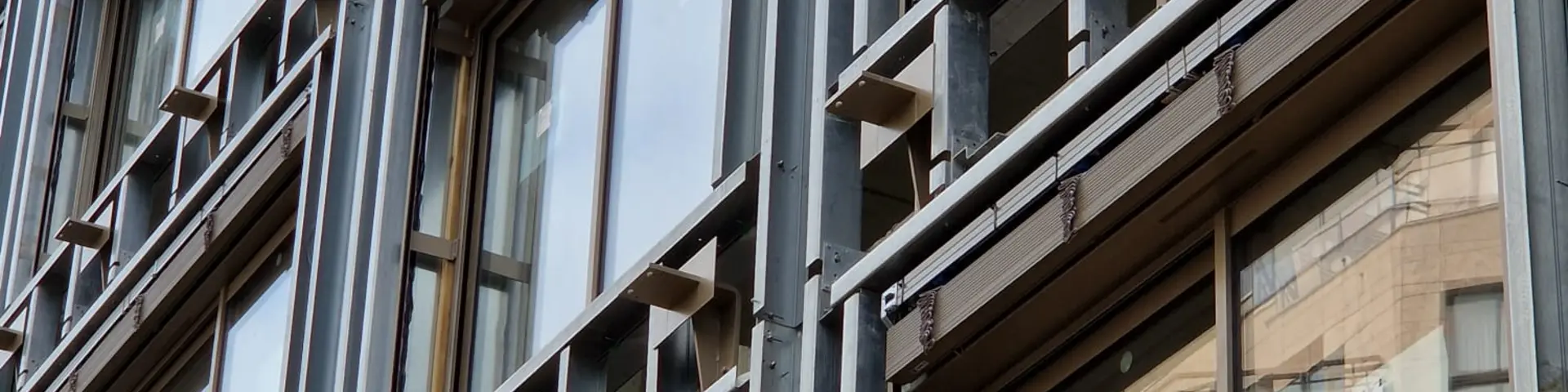 Façade en cours de rénovation, zoom sur l'ossature sous une fenêtre 