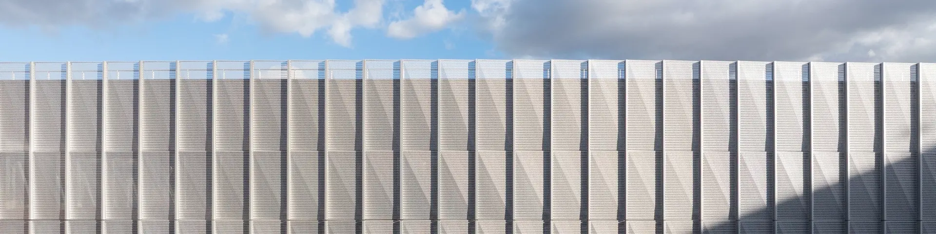 Photo façade du bâtiment L du CHU de Nantes au soleil