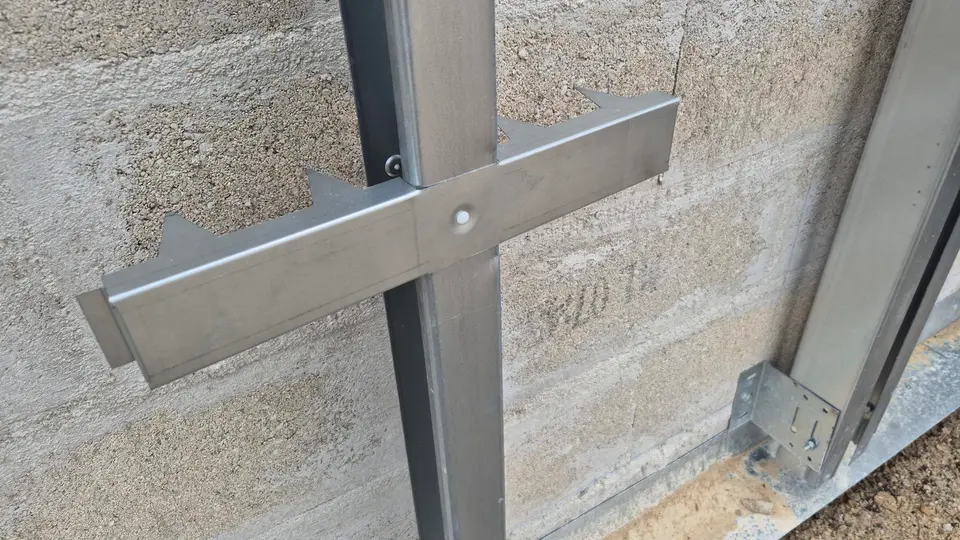Ossature métallique pour isolation des façades extérieures