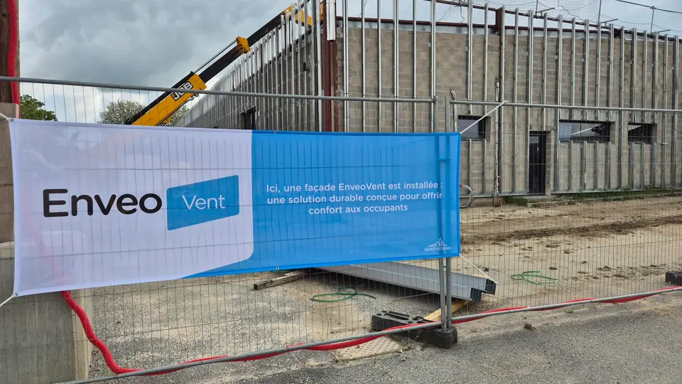 Banderole EnveoVent sur un chantier de rénovation de façades extérieures