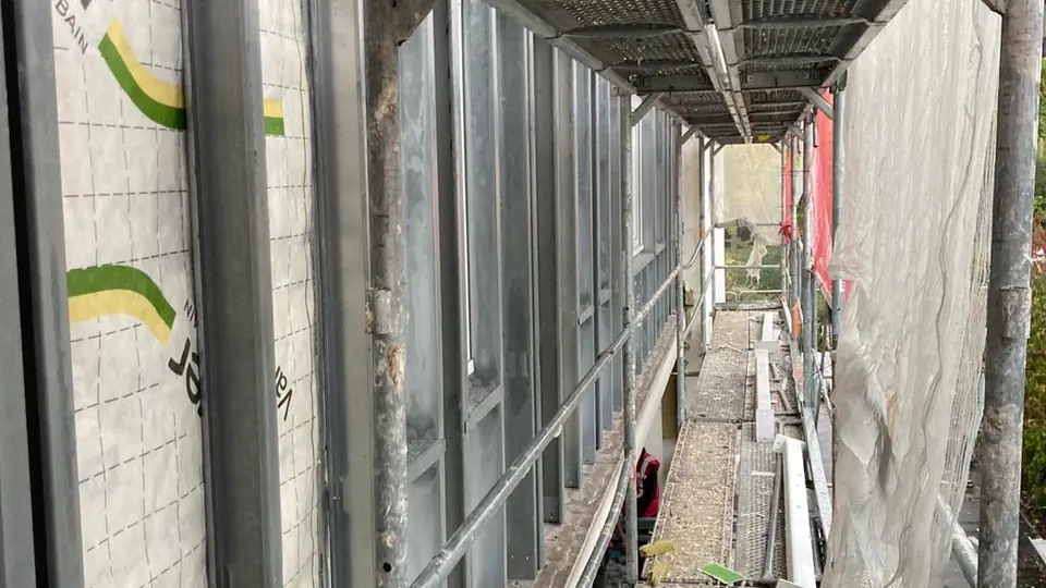 Ossature métallique d'une façade légère à Echirolles avec isolant et échafaudage 