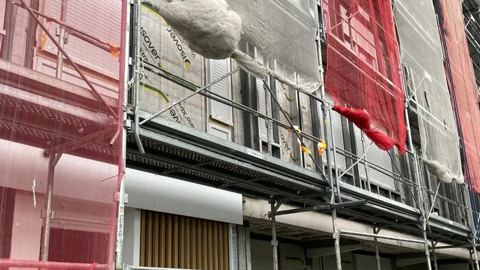 Façade en cours de rénovation avec échafaudage 