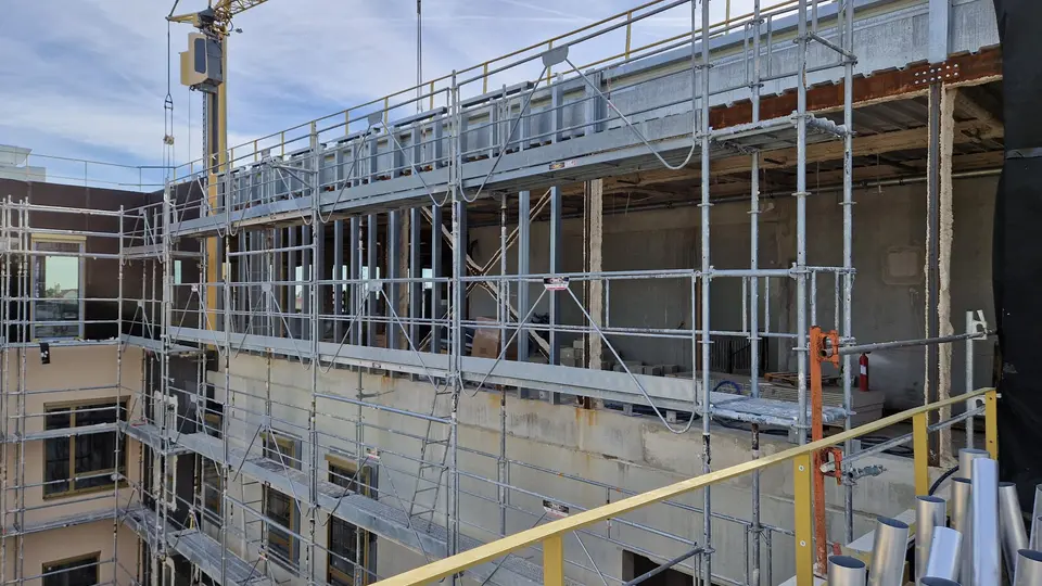 Façade du nouvel hopital Marie Lannelongue en cours de pose