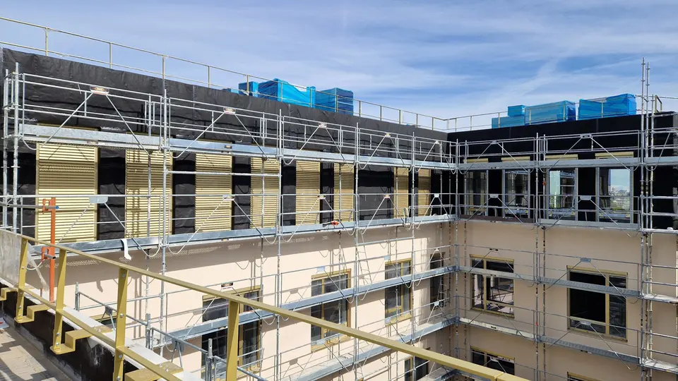 Façade du nouvel hopital Marie Lannelongue en cours de pose