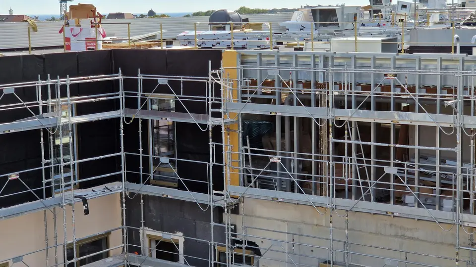 Façade du nouvel hopital Marie Lannelongue en cours de pose