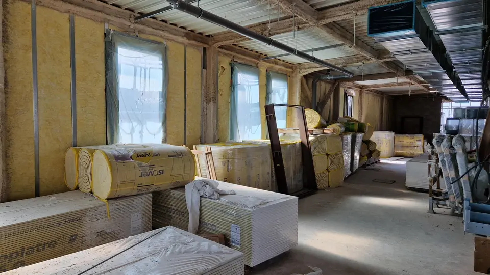 Façade intérieure du nouvel hôpital Marie Lannelongue en cours de pose