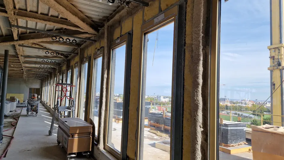 Façade intérieure du nouvel hôpital Marie Lannelongue en cours de pose