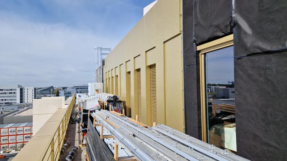 Façade du nouvel hopital Marie Lannelongue en cours de pose