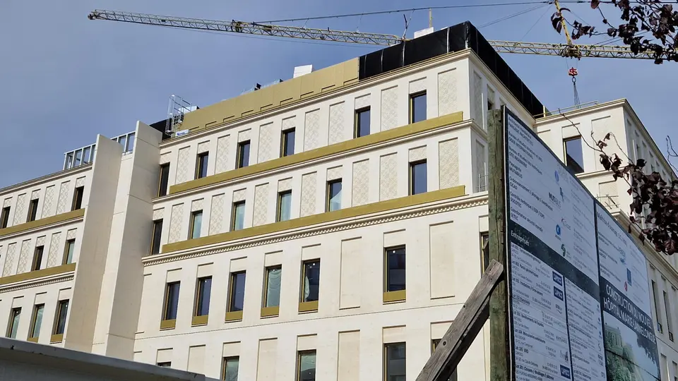 Façade du nouvel hopital Marie Lannelongue aux façades dorées