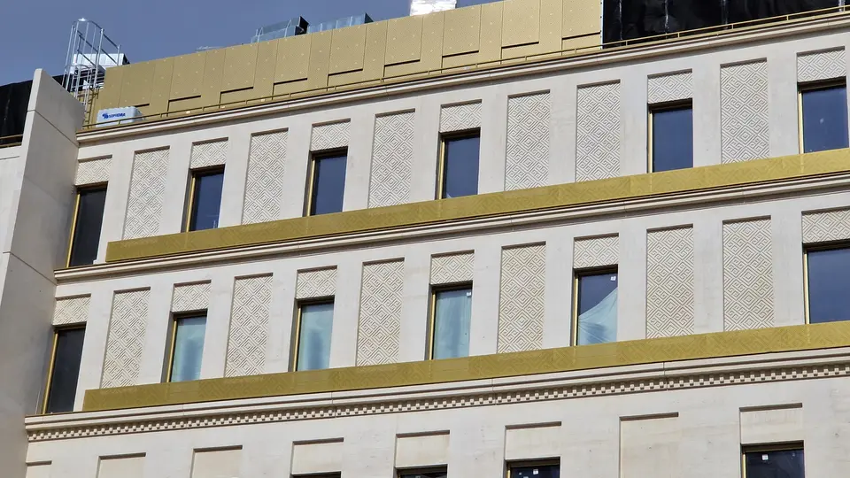 Façade du nouvel hopital Marie Lannelongue aux façades dorées