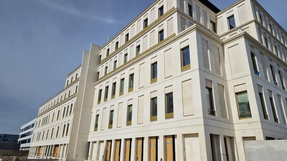 Façade du nouvel hopital Marie Lannelongue aux façades dorées